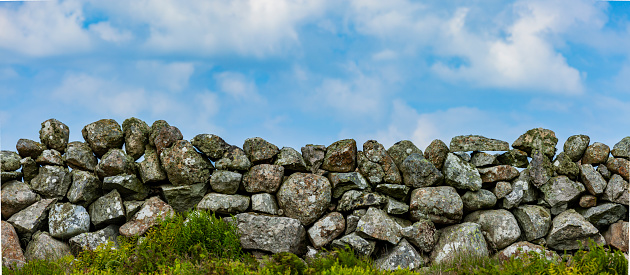 Stone wall from round stones