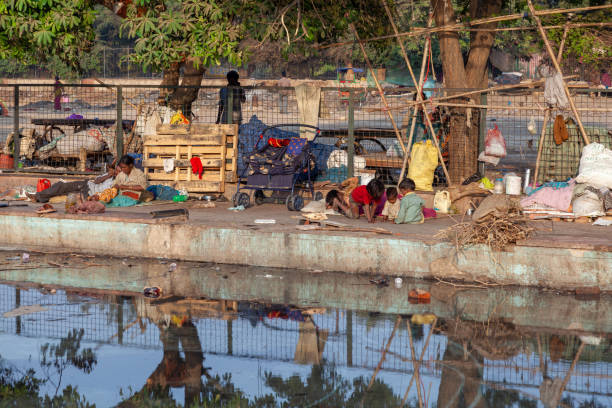 des familles pauvres de sans-abri vivent au bazar meena dans la région de chandni chowk à new delhi, en inde, dans un bassin d’eau sale - asian tribal culture photos photos et images de collection