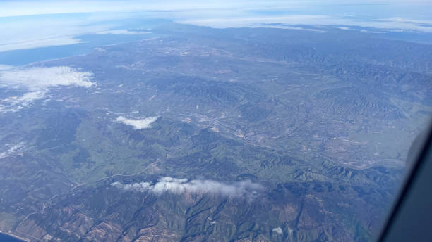 santa bárbara, california, vista desde la ventana de un avión - santa barbara county above aerial view scenics fotografías e imágenes de stock