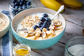 Blueberries, banana slices, oat flakes and yoghurt