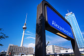 schild-der-u-bahn-station-alexanderplatz-berlin-deutschland.jpg?b=1&s=170x170&k=20&c=0KOiu4h2cP1iimzCf-4upCU1r0-DO6PYu1H7_5c4AiM=