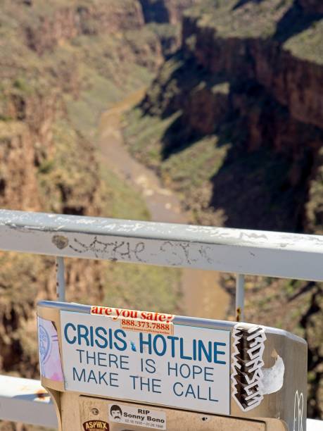 znak infolinii kryzysowej i skrzynka wywoławcza na skraju wąwozu rio grande, gdzie miało miejsce wiele samobójstw - rio grande new mexico river valley zdjęcia i obrazy z banku zdjęć