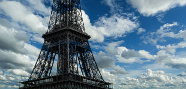 torre eiffel en el contexto de un hermoso cielo con nubes. parís, francia - eiffel tower paris france france tower fotografías e imágenes de stock
