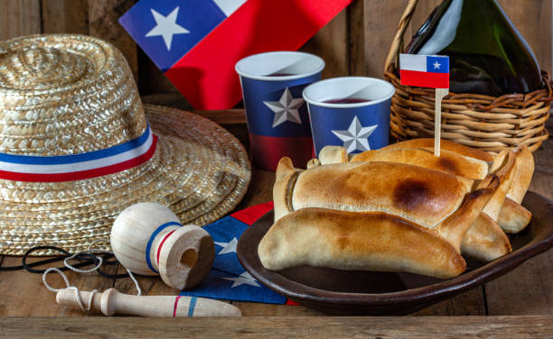 conceito do dia da independência do chile. fiestas patrias. tipical assado empanadas de pino, vinho ou chicha, chapéu e brincar emboque. prato e bebida na festa de 18 de setembro, fundo de madeira - nobody baking food and drink food - fotografias e filmes do acervo