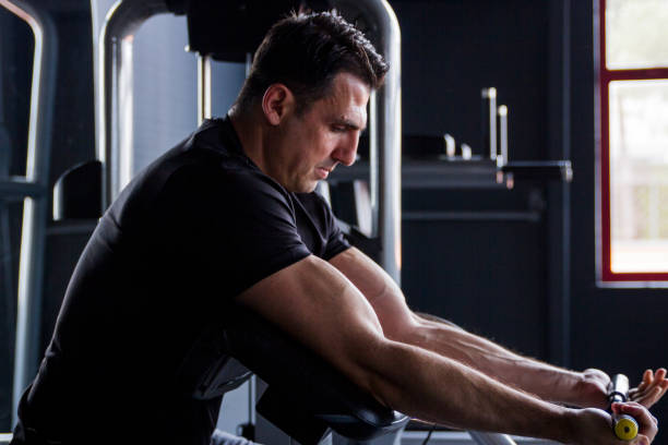 istock Bodybuilder Concentrating On Working Biceps At The Gym 1506058723