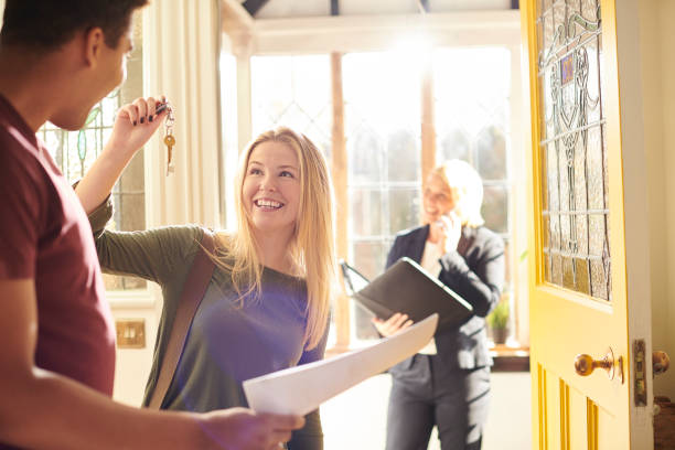istock house keys for young couple 1506075901