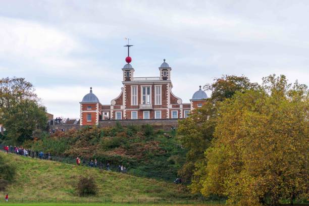 그리니치 공원의 언덕 꼭대기에 있는 플램스티드 하우스 - royal observatory 뉴스 사진 이미지