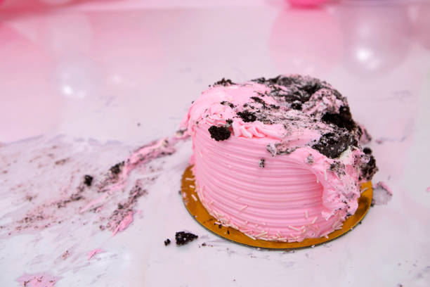 istock Smash cake first birthday side view pink 1506302871