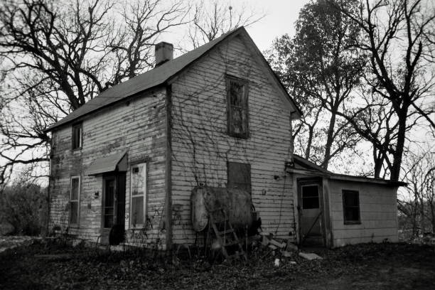 istock Dilapidated Iowa Farmhouse 1506315376
