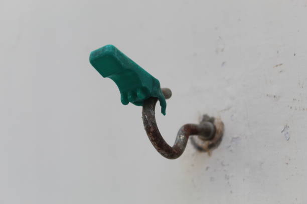 hanging couplers on the wall of a white house - couplers imagens e fotografias de stock