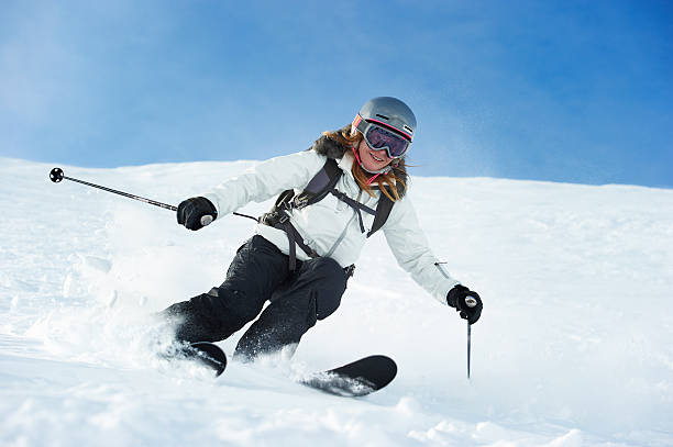 sciatore sci sulle piste di neve - skiing foto e immagini stock