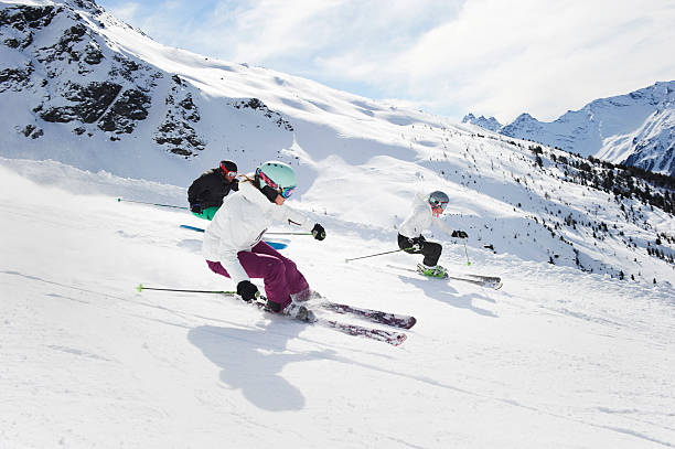 skiers skiing together on slope - sciatore velocità foto e immagini stock