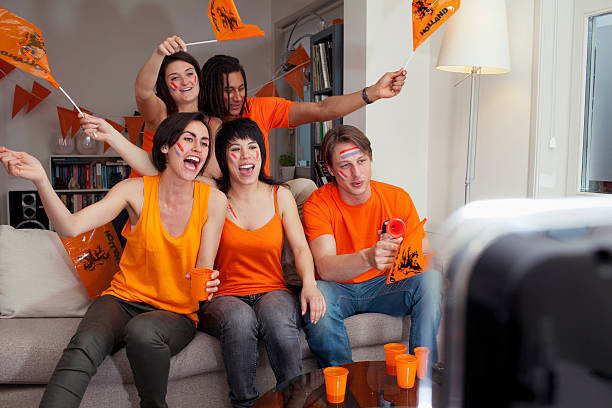 друзья смотреть спорт по телевизору - fan dutch flag women colors стоковые фото и изображения