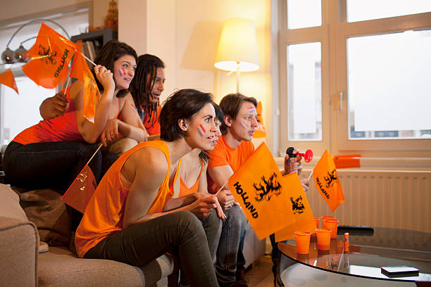 друзья смотреть спорт по телевизору - fan dutch flag women colors стоковые фото и изображения