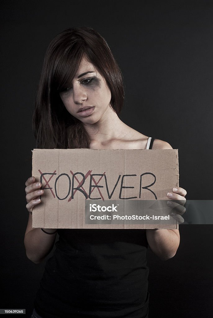 Crying Teenager Mädchen holding mit Schild - Lizenzfrei 12-13 Jahre Stock-Foto