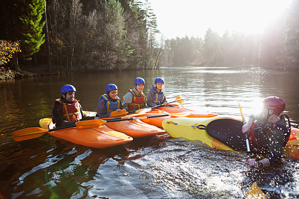 enseignant capsizing encore kayak sur lac - sports helmet photos et images de collection