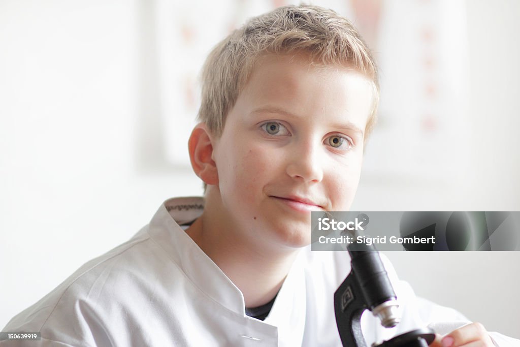 Étudiant souriant au microscope - Photo de Petits garçons libre de droits