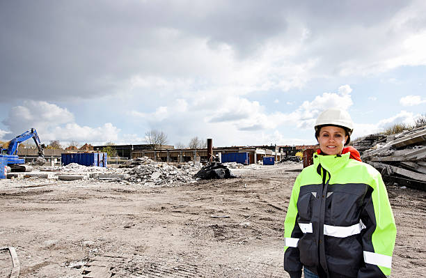 travailleur debout sur chantier de construction - abat jour photos et images de collection