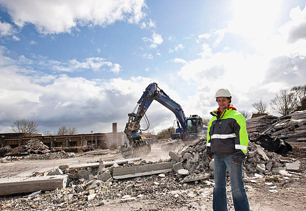 travailleur debout sur chantier de construction - abat jour photos et images de collection