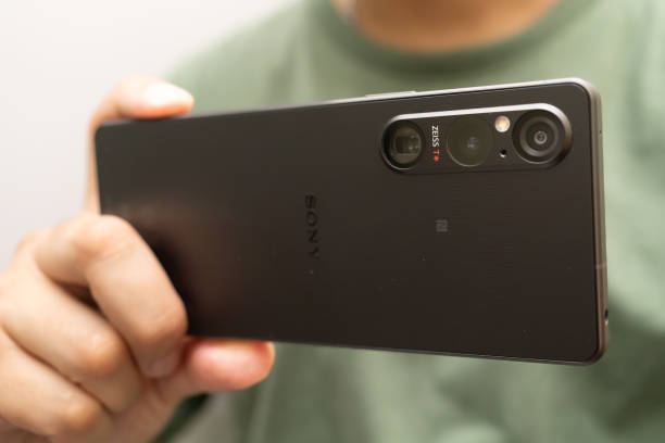 verwenden des sony xperia 1 mark 5 zum fotografieren. - hand open stock-fotos und bilder