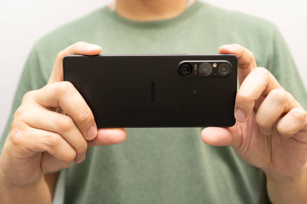 verwenden des sony xperia 1 mark 5 zum fotografieren. - hand open stock-fotos und bilder