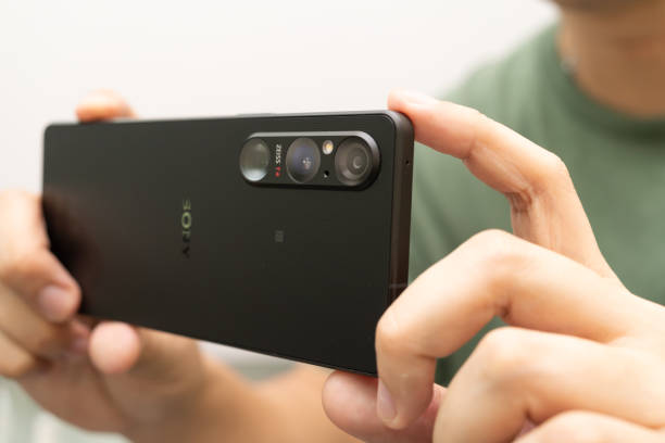 verwenden des sony xperia 1 mark 5 zum fotografieren. - hand open stock-fotos und bilder