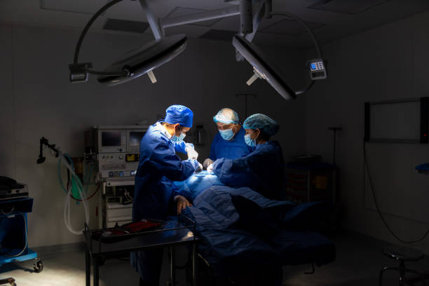 operación del paciente con médicos y enfermeras - gerardo huitrón fotografías e imágenes de stock