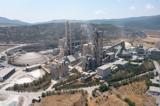 vista aérea de la empresa industrial. - cement factory industry manufacturing cement truck fotografías e imágenes de stock