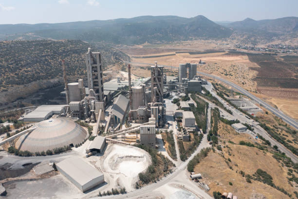 vista aérea de la empresa industrial. - cement factory industry manufacturing cement truck fotografías e imágenes de stock