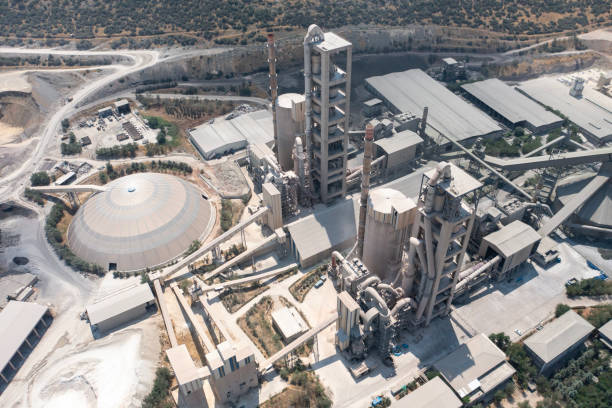 vista aerea dell'impresa industriale. - cement factory industry manufacturing cement truck foto e immagini stock