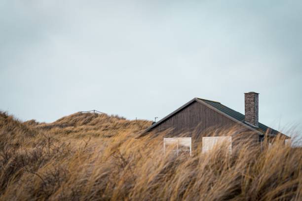 デンマークのフヴィデサンデの曇りの日のビエリガードビーチの家の美しい景色 - denmark beach beach house house ストックフォトと画像