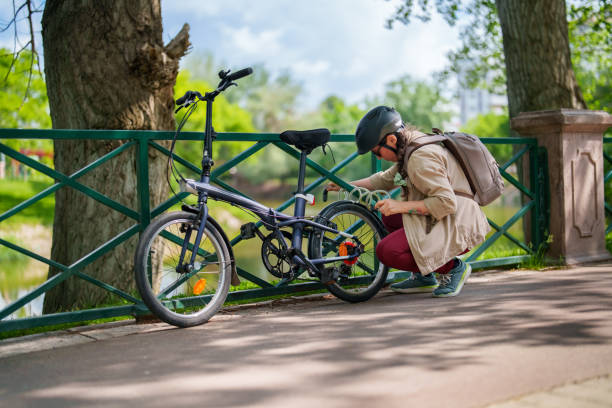 istock Woman locking her bike 1506821923
