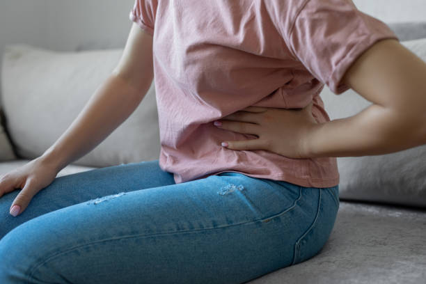 почками - backache pain women illness стоковые фото и изображения