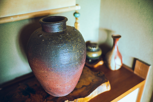 A Japanese-style room with a pot of traditional Japanese pottery \