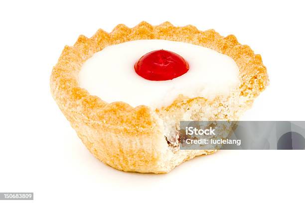 Bakewell Tarta Con Alimentos Con Una Mordida Foto de stock y más banco de imágenes de Alcorza - Alcorza, Cultura inglesa, Dulces