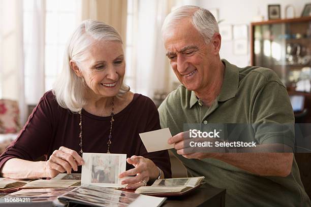 Casal Idoso Passar Através De Álbum De Fotografia - Fotografias de stock e mais imagens de Casal Idoso - Casal Idoso, Fotografia - Arte e Artesanato, Olhar