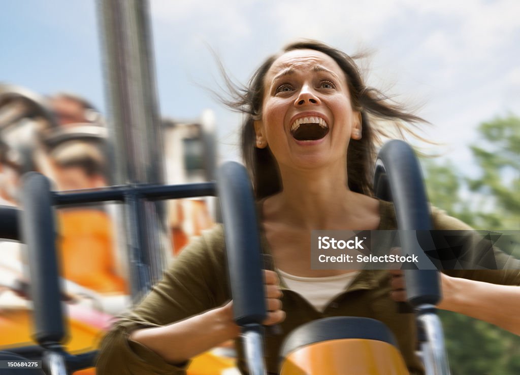 젊은 여자 비명 한 롤러코스터 - 로열티 프리 롤러코스터 스톡 사진