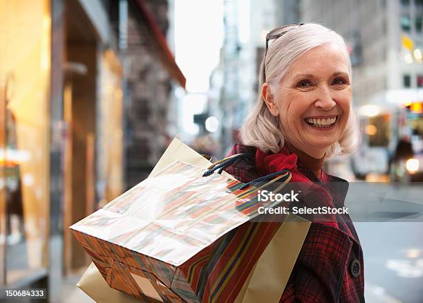 年配のショッピングバッグを持つ女性 - 買い物のストックフォトや画像を多数ご用意 - 買い物, 女性, クリスマス