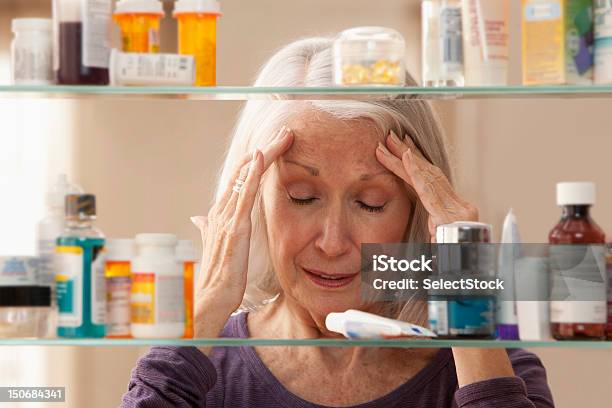 Senior Frau Mit Kopfschmerzen Stockfoto und mehr Bilder von Badezimmerschrank - Badezimmerschrank, Medikament, Alter Erwachsener