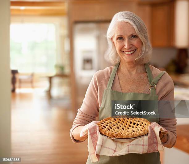 들고 있는 여자 노인 바라요 파이 후식 파이에 대한 스톡 사진 및 기타 이미지 - 후식 파이, 여자, 한 명의 여자만