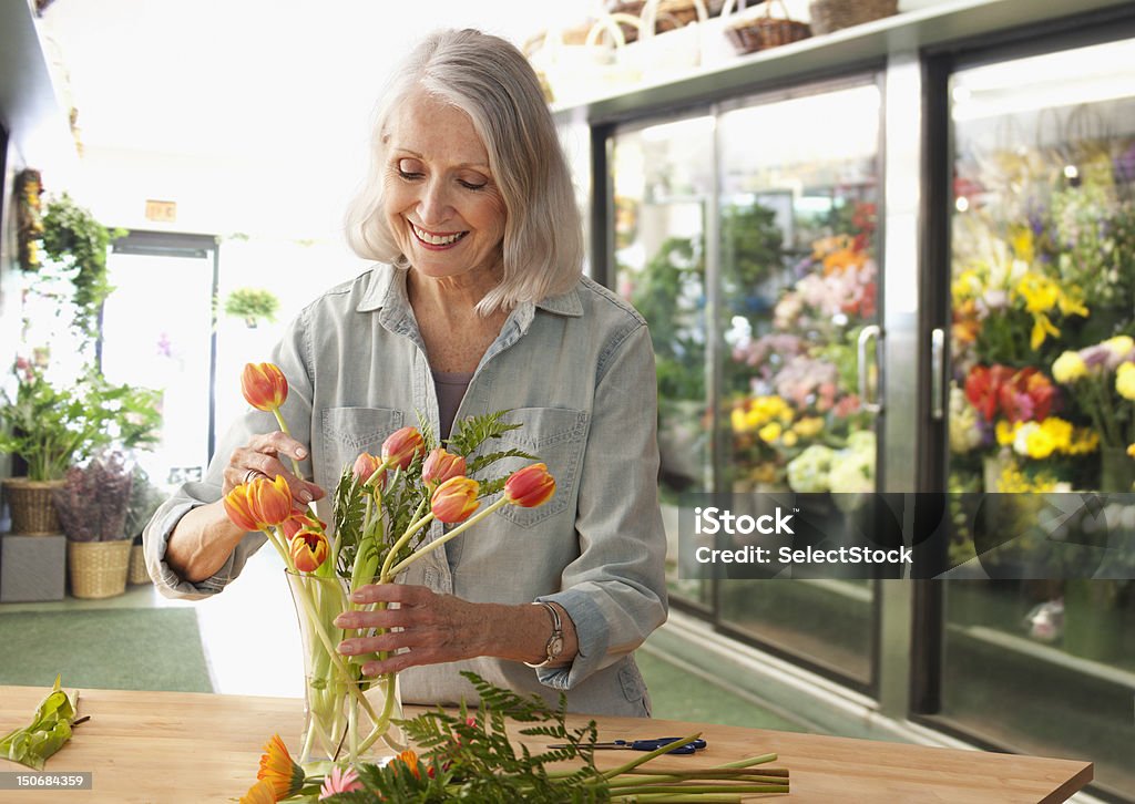 Weibliche Floristen arrangieren Blumen - Lizenzfrei Blumenhändler Stock-Foto