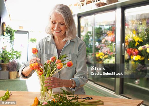 Weibliche Floristen Arrangieren Blumen Stockfoto und mehr Bilder von Blumenhändler - Blumenhändler, USA, Alter Erwachsener