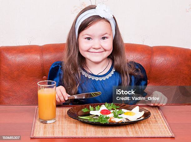 Dziewczynka Przy Stole Jedzenie Jajecznica - zdjęcia stockowe i więcej obrazów Azjaci - Azjaci, Dziecko, Dziewczyny