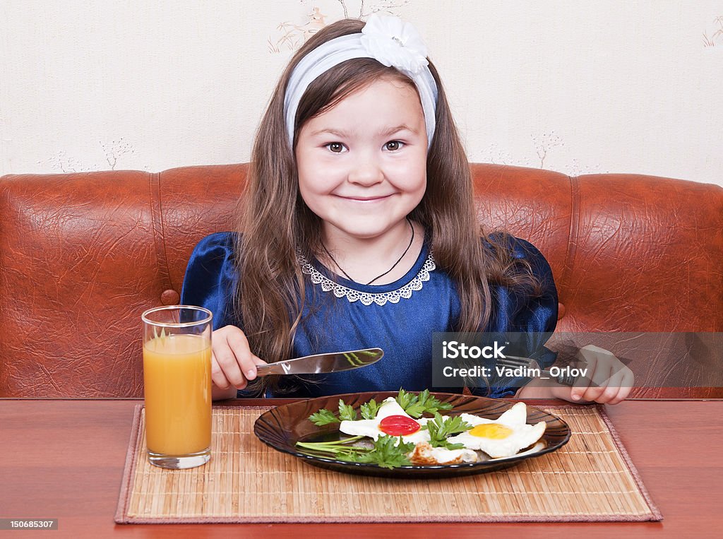 Menina na mesa, comer ovos mexidos - Foto de stock de Asiático e indiano royalty-free