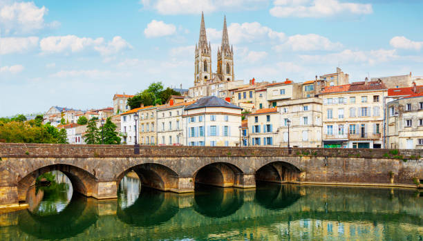 Paisaje de la ciudad de Niort - Deux Sevres, Nouvelle aquitaine region Francia - foto de stock