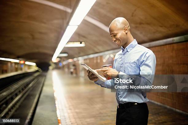 Hombre Africano Uso De Tableta Digital Mientras Espera Para Metro Foto de stock y más banco de imágenes de Tableta digital