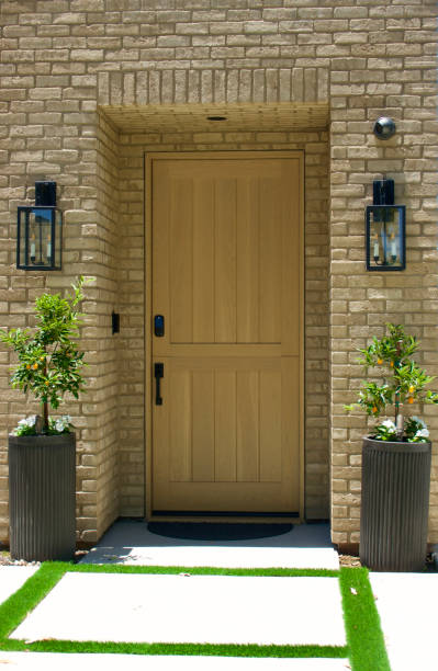 distinctive wood front door with brick detail - 3148 imagens e fotografias de stock