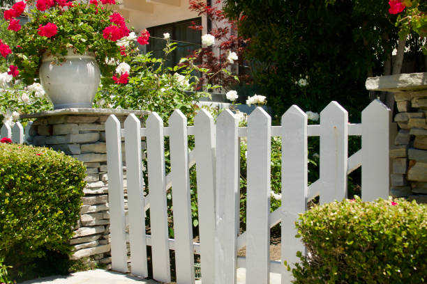 old fashioned white wood picket fence and garden gate - ceramics column garden pot ceramic imagens e fotografias de stock