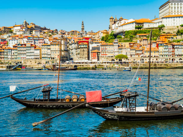 vue pittoresque de porto, avec ses maisons colorées et ses bateaux traditionnels sur les rives du fleuve douro, portugal - portugal port wine porto the douro photos et images de collection