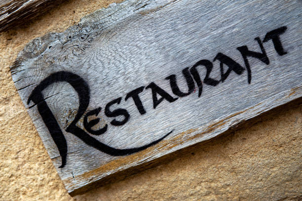 istock Old wooden sign pointing to a bistro 1507078917